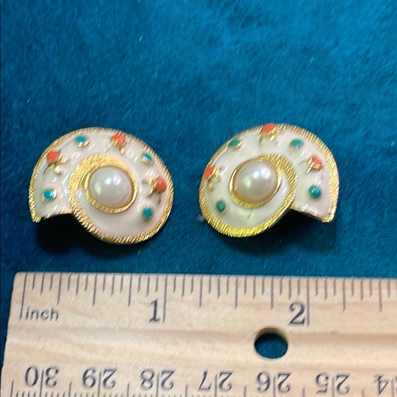 Vintage Goldtone and Faux Pearl Spiral Clip On Earrings - Picture 7 of 7